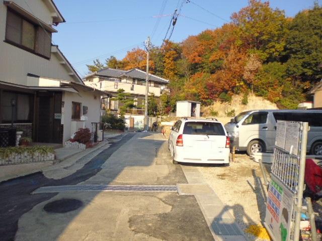 Local photos, including front road. Local (December 2013) captured the western front road