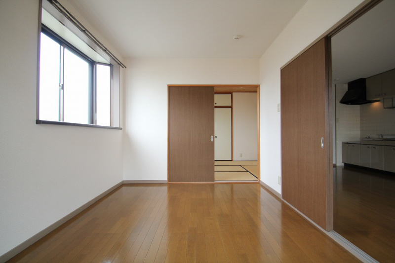 Living and room. It is a bay window with a Western-style 6 tatami rooms. 