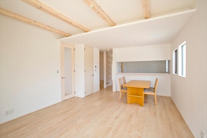 Living. Spacious living room of 18.5 quires that showed the building A living Beams. We secure a large garden on the south side.