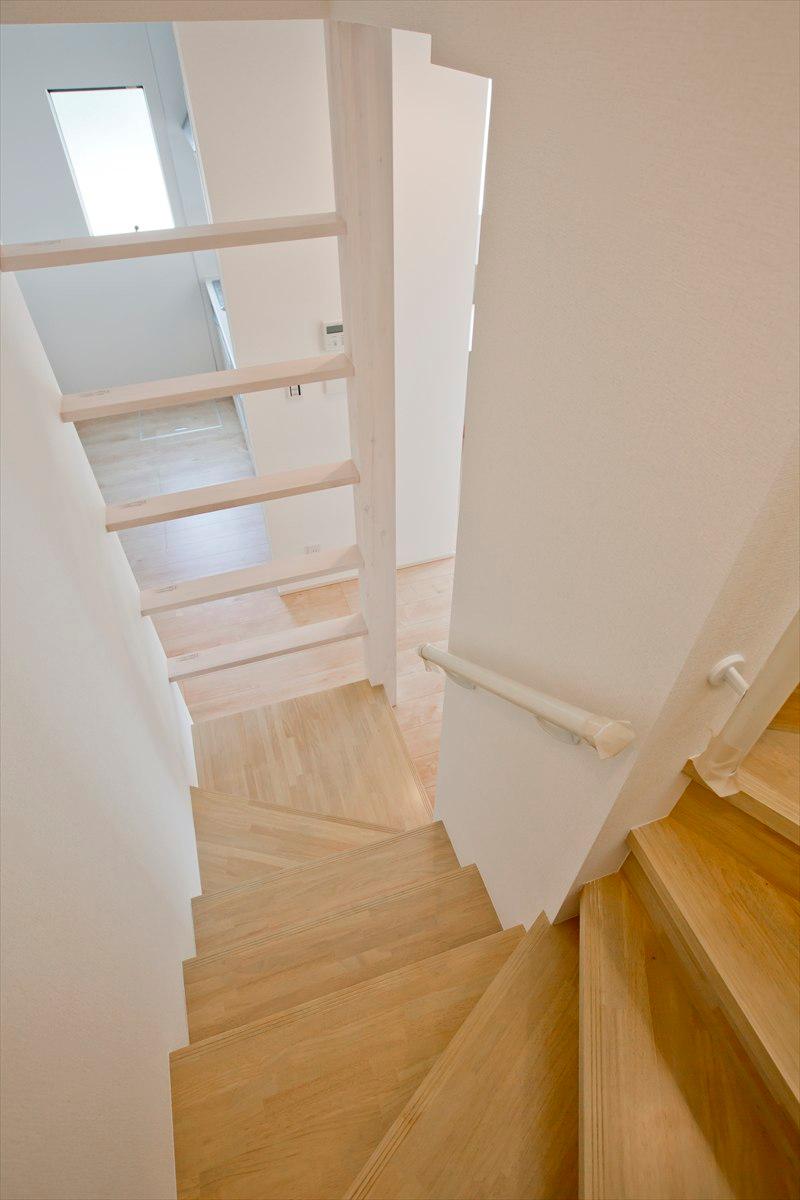 Other introspection. Building A living stairs Staircase is an open shelf provided on the kitchen side, We plan to ensure openness and light.