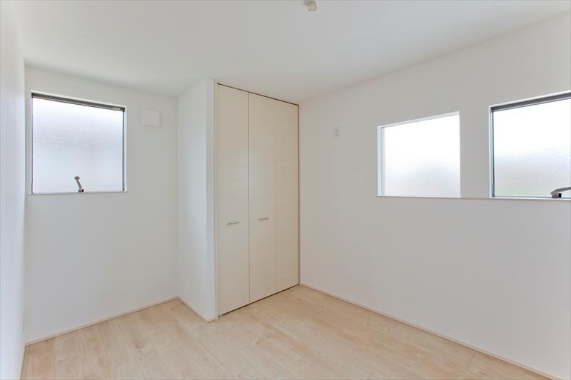 Non-living room. A Western-style building Inner balcony can also enter and exit from the main bedroom, Laundry dry is also useful, such as.