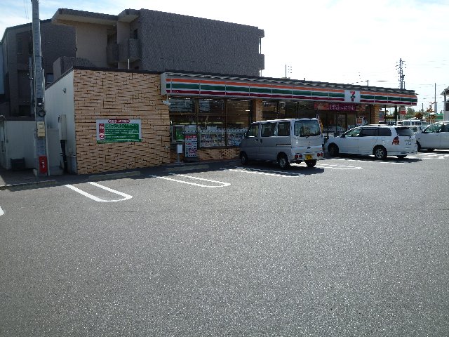 Convenience store. Seven-Eleven (convenience store) up to 100m