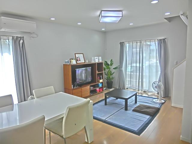 Living. Relax comfortably in the family 20 tatami mats than of living ・ dining. This room is the view from the kitchen a feeling of opening.