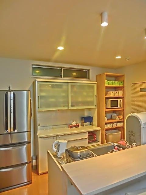 Kitchen. While the cuisine in the IH cooking (Panasonic), Counter kitchen where you can enjoy conversation with family. Also, Easily taken out the things in the kitchen, Open and close smoothly, Adopt a sliding storage