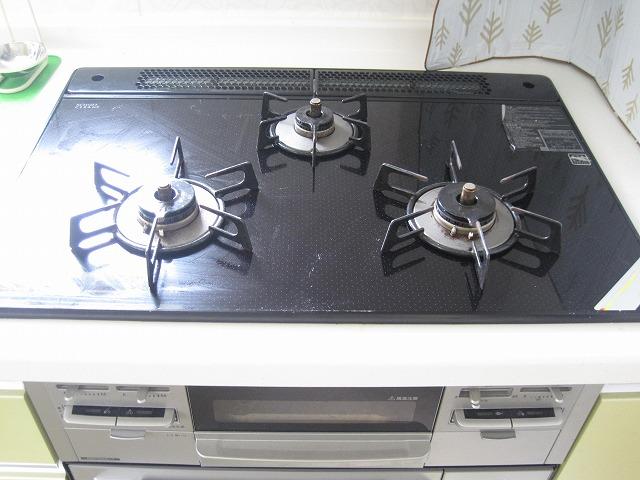 Kitchen. Indoor (June 2013) Shooting 3-burner stove