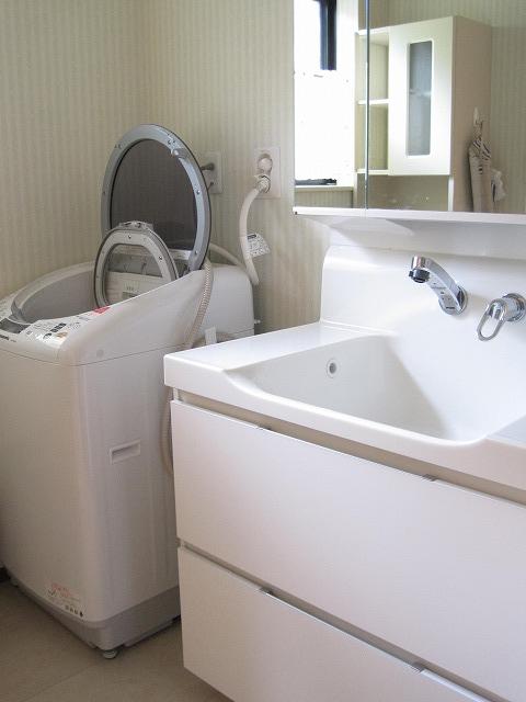 Wash basin, toilet. Indoor (June 2013) Shooting