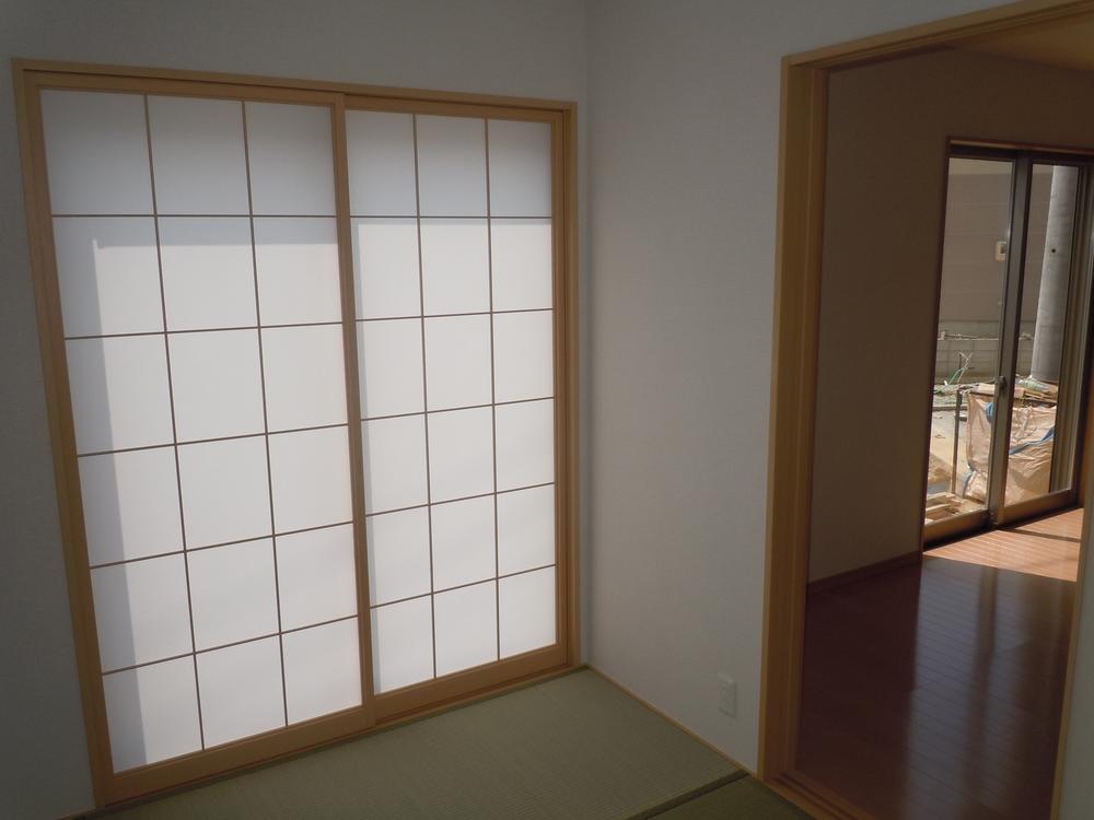 Non-living room. Indoor (October 4, 2013) shooting Japanese-style room Japanese-style room is adjacent to LDK, This open floor plan! 