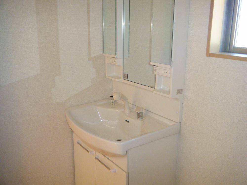 Wash basin, toilet. Building 3 washbasins