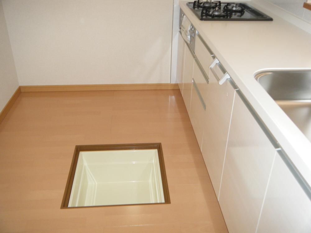 Receipt. 8 Building kitchen floor storage