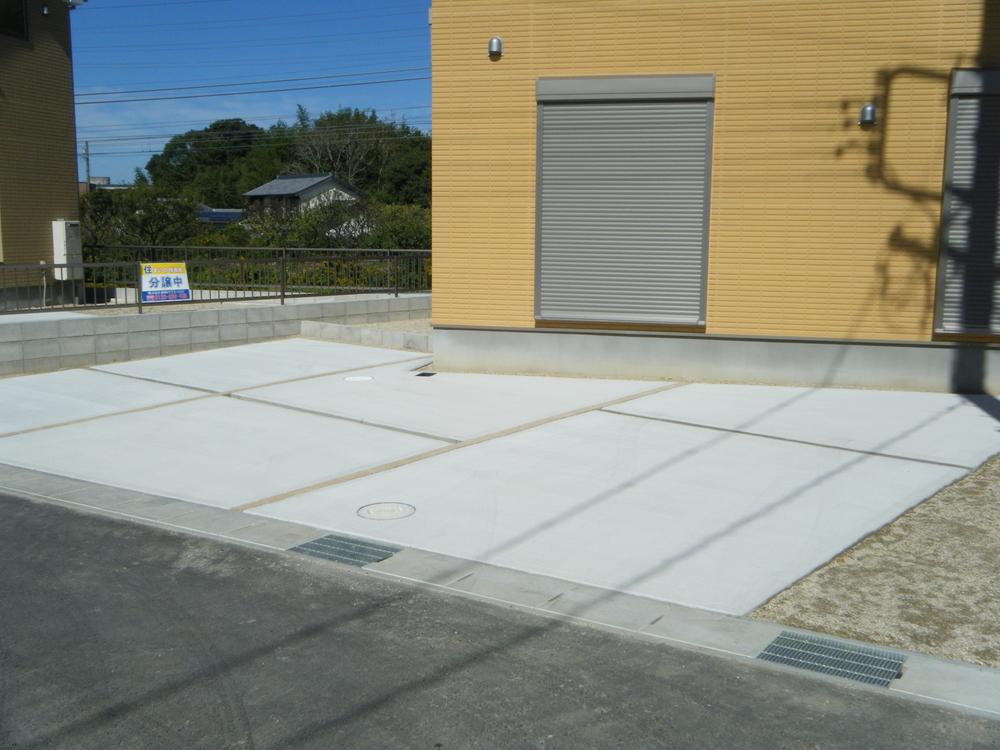 Parking lot. 4 Building