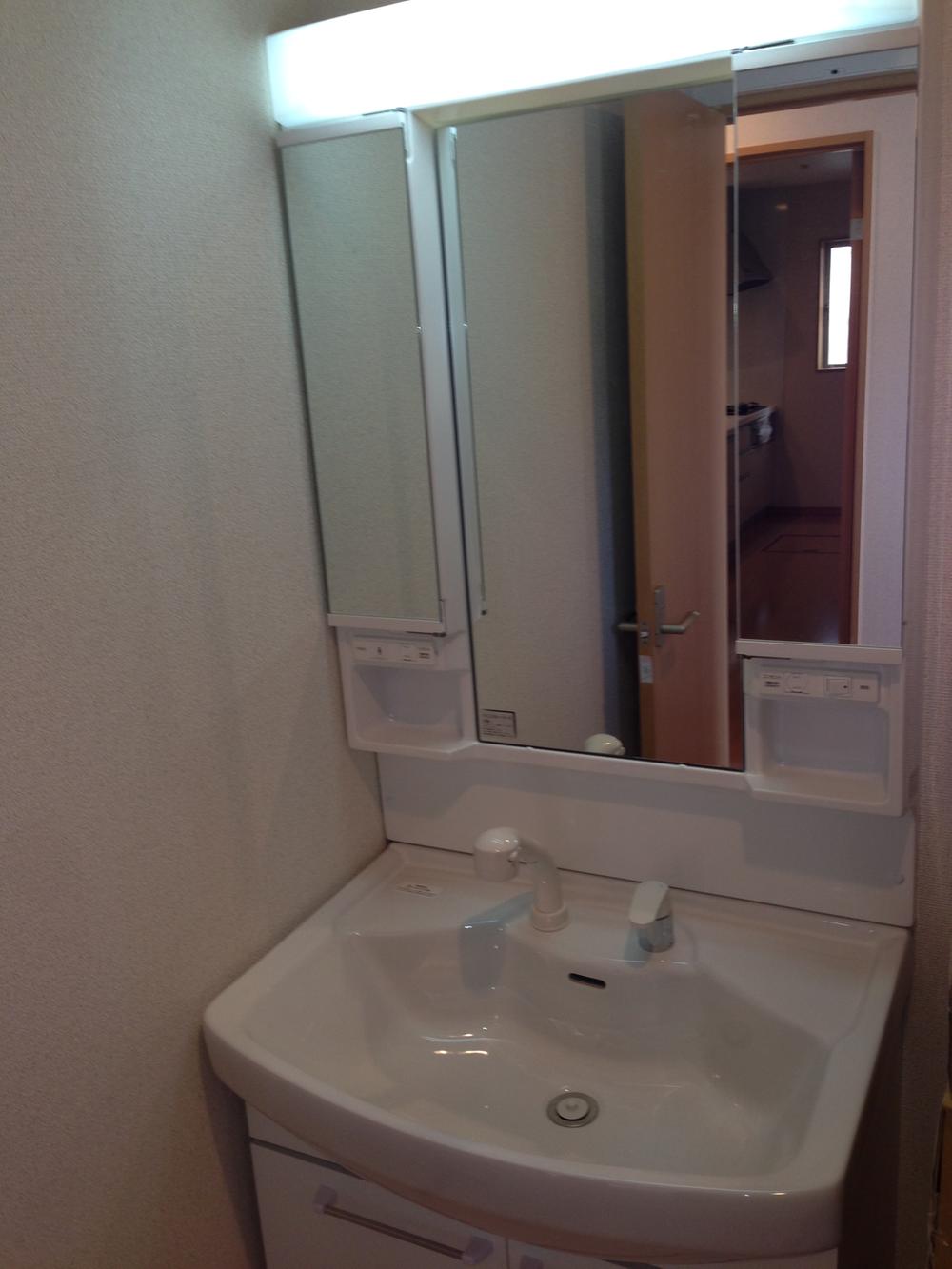 Wash basin, toilet. Shampoo dresser! !