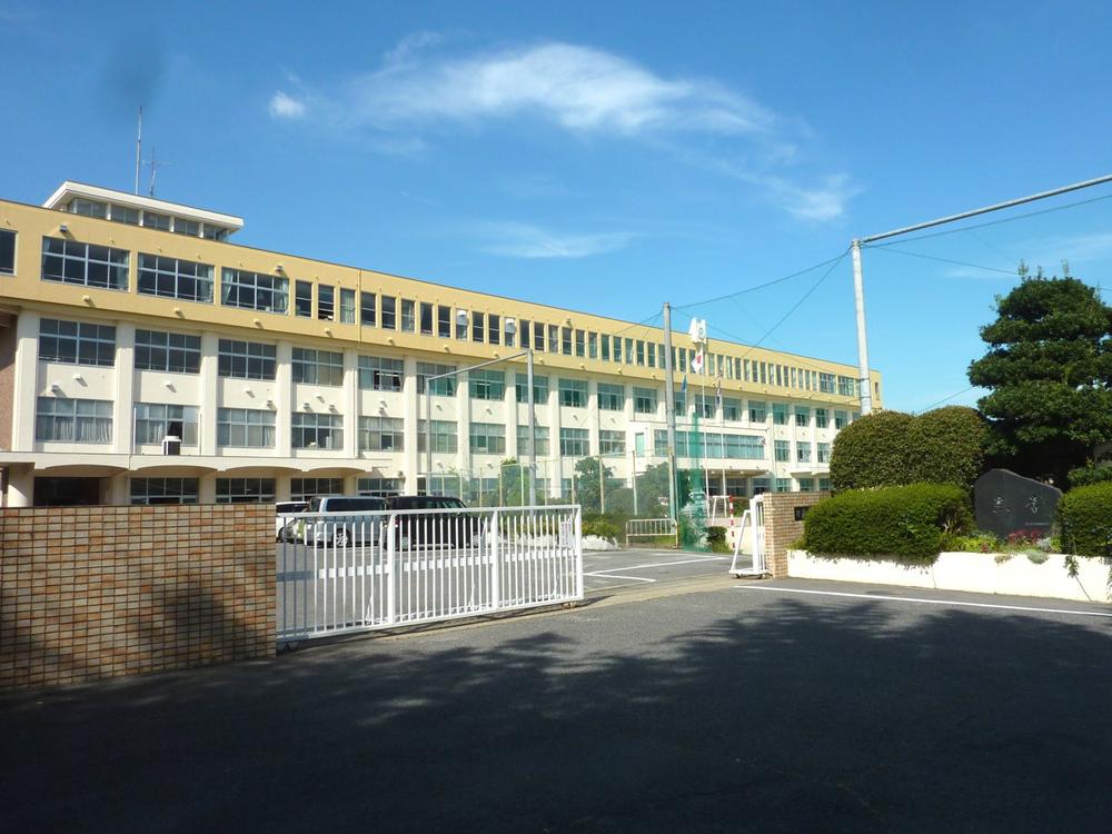 Junior high school. Nissin 3040m to the East Junior High School