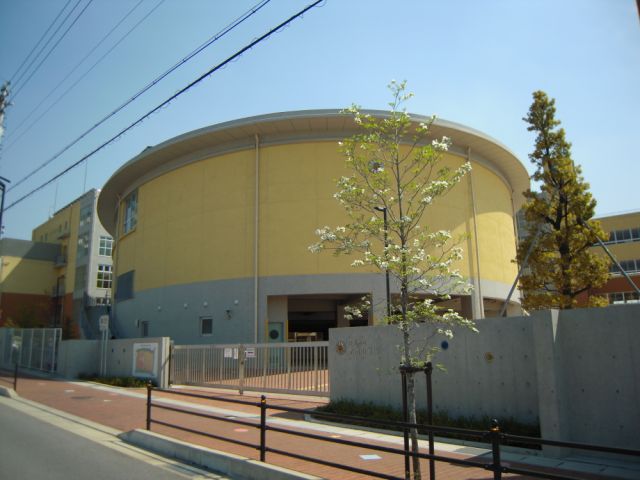 Primary school. Municipal Akaike up to elementary school (elementary school) 830m