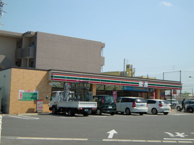 Convenience store. 480m to Seven-Eleven (convenience store)