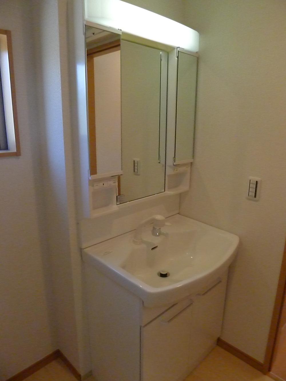 Wash basin, toilet. Three-sided mirror ・ System kitchen