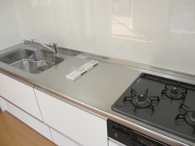 Kitchen. 3-neck gas stove