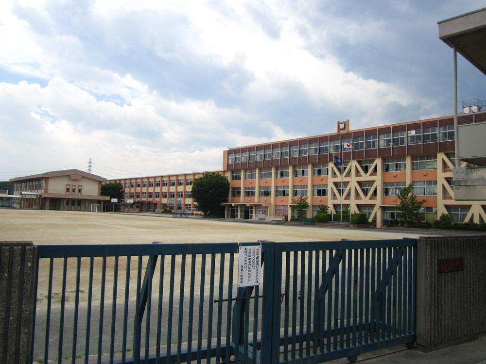 Junior high school. Nissin 2550m until junior high school