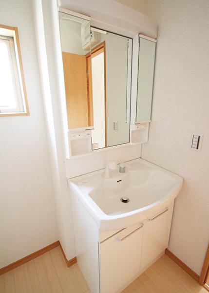 Wash basin, toilet. (Local 1 Building 2013 October shooting)