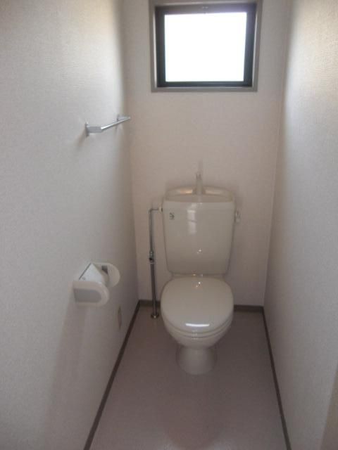 Toilet. It is a toilet with a small window