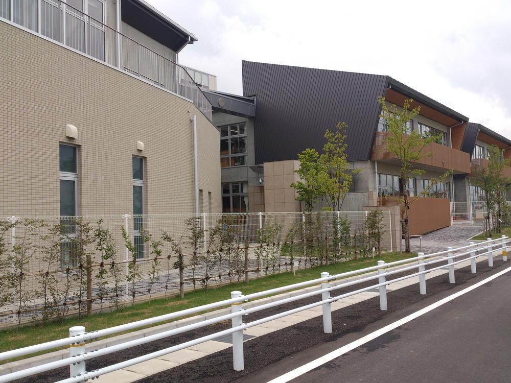 Primary school. Until large Minami Elementary School 1100m (April 2012 opened)