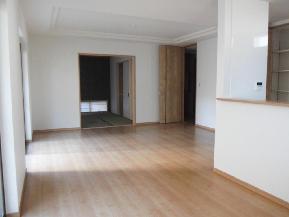 Living. Combined with the 6 Pledge Japanese-style room of Tsuzukiai become spacious space of 26 tatami F Building LDK. Bright south full of wide span, Cold day even warm from the foot in the floor heating, Comfortably spend (December 2013) Shooting