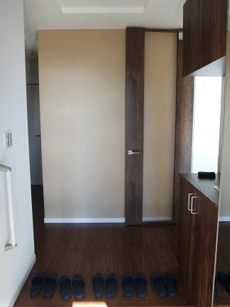 Entrance. A building entrance of the hue of calm in the chic. Also Katazuki refreshing outdoor goods in with shoes cloak. It is also attractive can be opened widely in parent and child door. (December 2013) Shooting