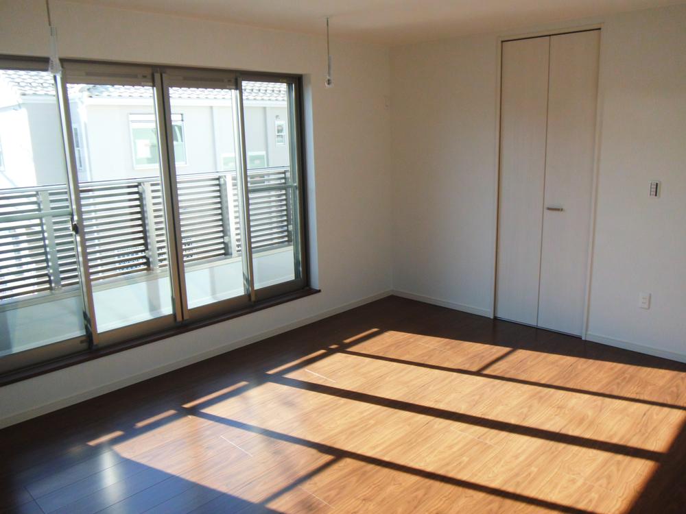 Other introspection. There is an opening on the balcony side south and east sunny 11 Pledge Master Bedroom. 2.3 Pledge of clothes in a walk-in cloakroom ・ Small parts can be firmly tidy, NOTE convenient indoor products on the day of the candy is also useful as standard (A Building) / December 2013 shooting