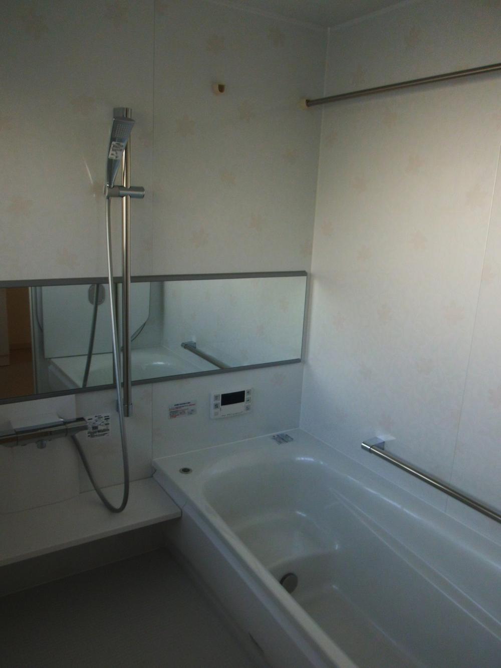 Bathroom. Thermos bath with a heat insulating material. Conventional greater than 1 tsubo size (1717). Karari floor of the topic now, Accessible dedicated system bus. 