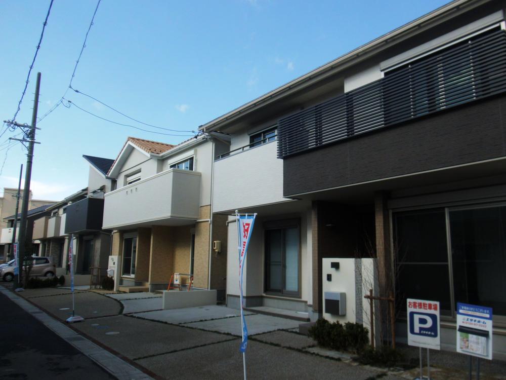Local appearance photo. The highest rank of "seismic grade 3", such as earthquake resistance ・ durability ・ Long-term high-quality housing that are considerate of the energy-saving. Local streets (December 2013) Shooting