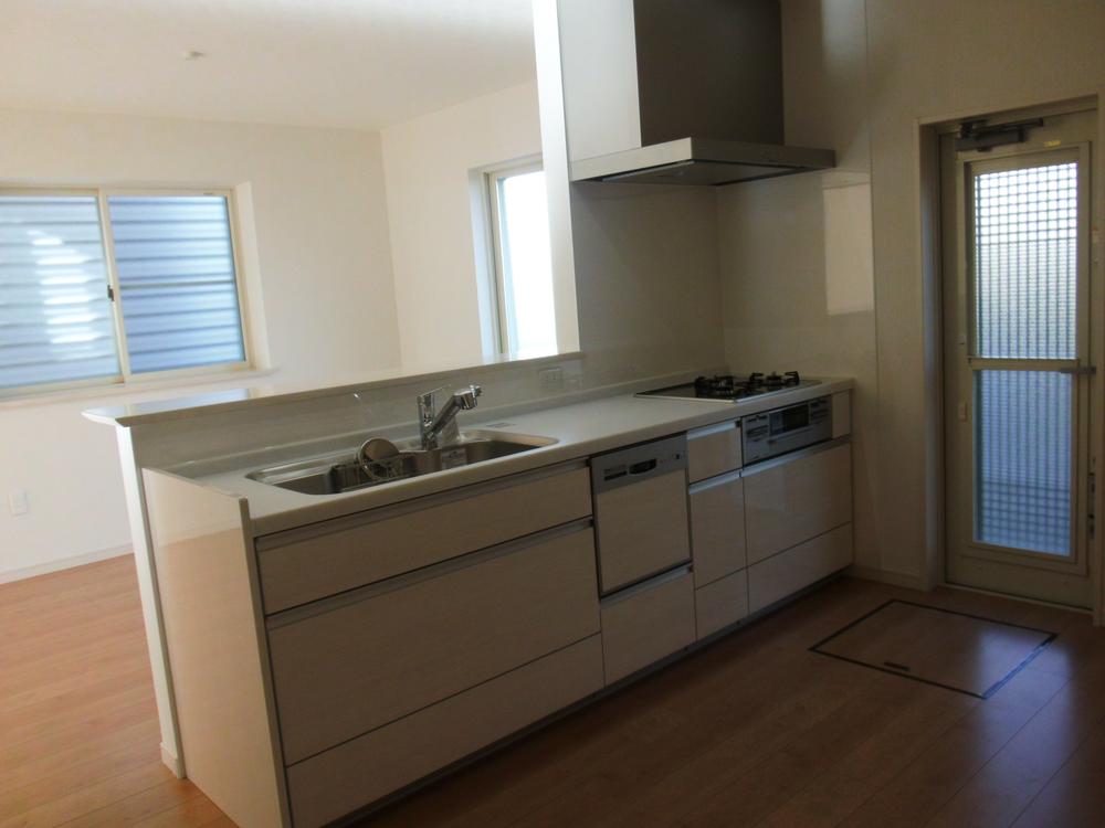 Kitchen. Open kitchen type there is a bright and airy. There is a sense of unity with the living, Pat situation of children be in the dishes, Also impetus conversation. 