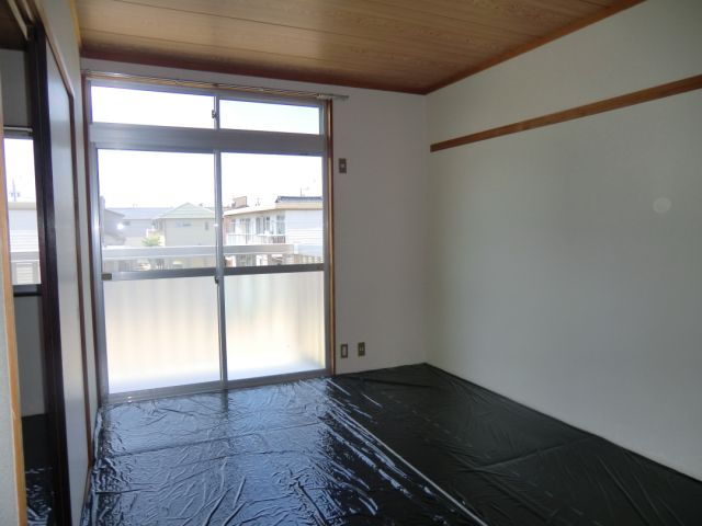 Living and room. Window frame is larger 6 quires of Japanese-style room