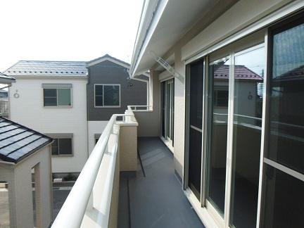 Balcony. Spacious balcony. Each family will spend brighten the private time. (October 2013) Shooting