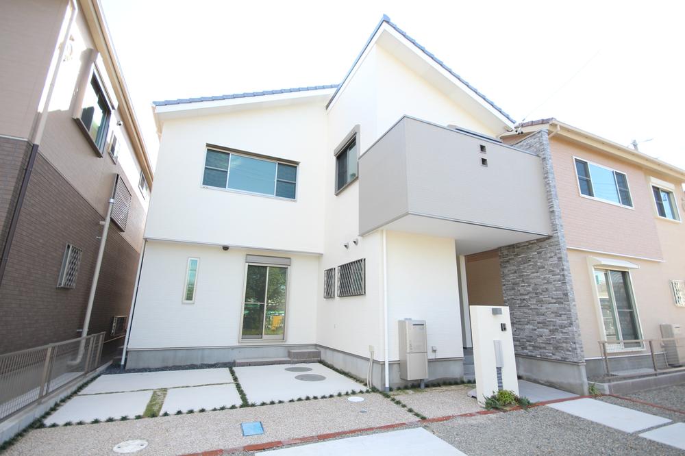 Local appearance photo. J Building the white outer wall stand out. Something useful there is a balcony on the north and south both sides. The first floor is Japanese-style room also south in addition to the living room. Seems to be momentum conversation with customers !! (October 2013) Shooting