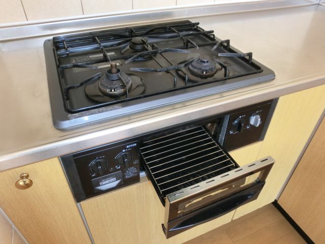 Kitchen. 3-neck gas stove and a system kitchen complete with grill!