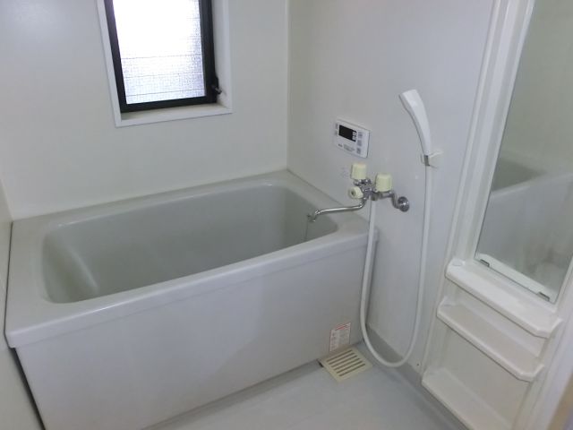 Bath. Why do not heal the fatigue of the day with a small window with & Reheating function is equipped with bathroom