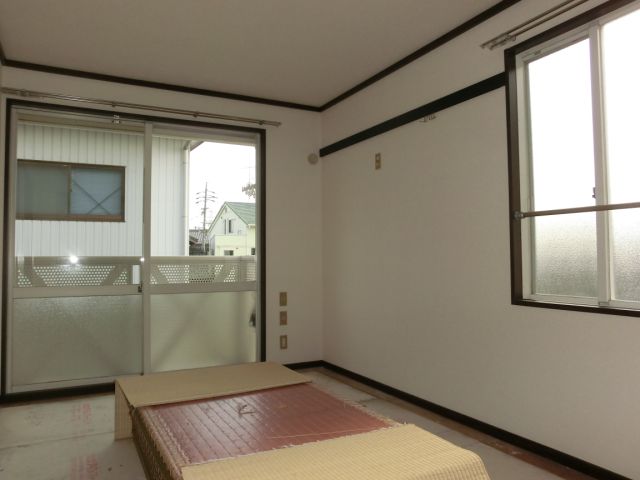 Living and room. Windows are many bright south Japanese-style room! 