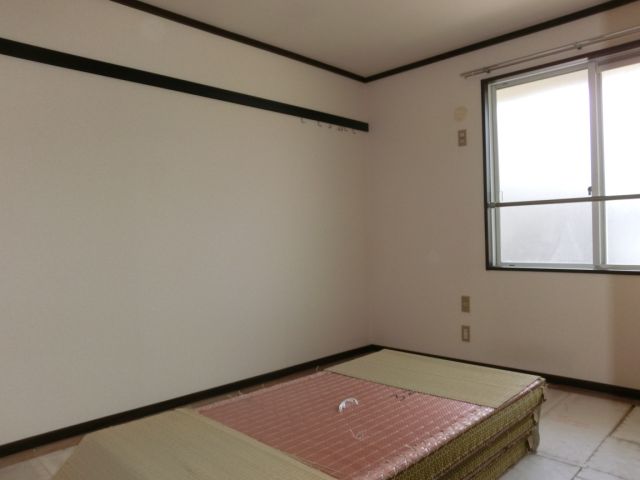 Living and room. Perfect north Japanese-style room as a bedroom! 
