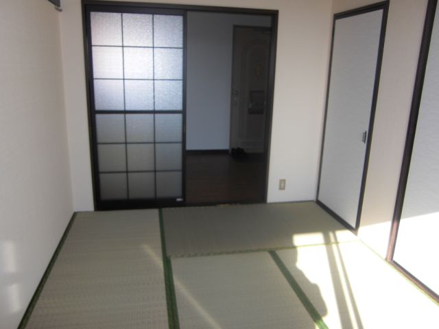 Living and room. I think you calm the Japanese-style room