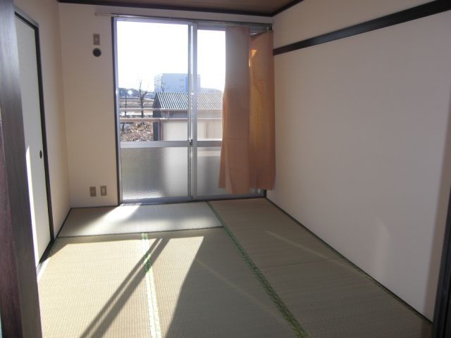 Living and room. Do not relax comfortably in a Japanese-style room