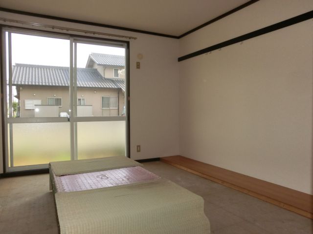 Living and room. Is the south side of the Japanese-style room with plates that are laid tatami on arrival