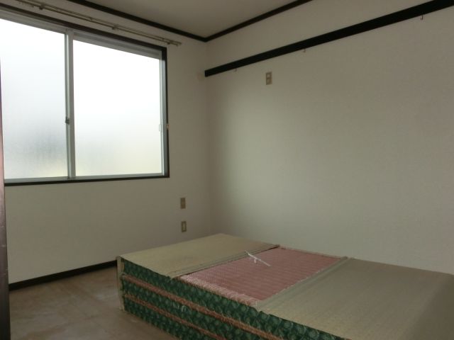 Living and room. It is north of the Japanese-style room with optimal hanger hook as the bedroom