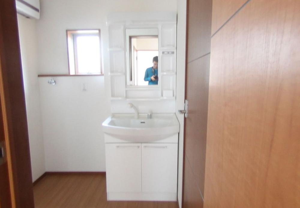 Wash basin, toilet. Indoor (11 May 2013) Shooting