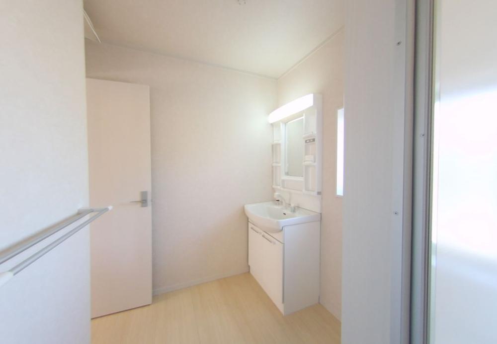 Wash basin, toilet. Local (10 May 2013) Shooting