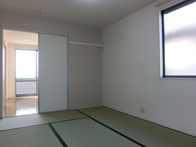 Living and room. Windows are many bright Japanese-style room in a corner room type! 