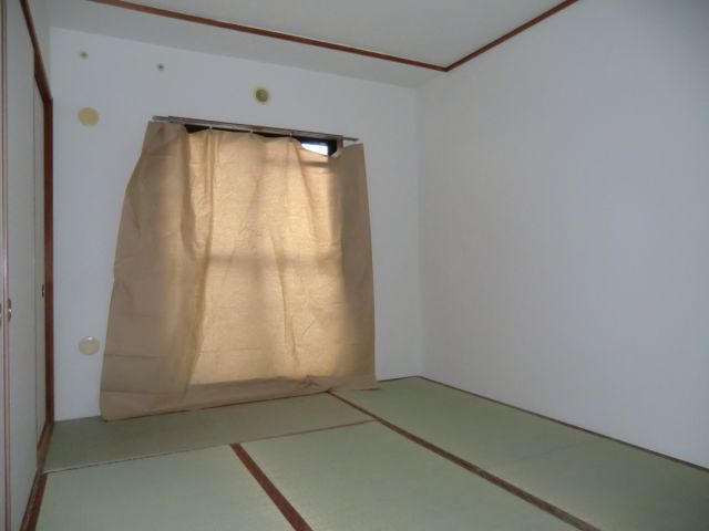 Living and room. I think you calm the Japanese-style room!