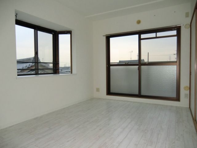 Living and room. Room of the top floor angle room with a bay window is a feeling of cleanliness is fascinated!