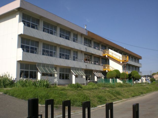 Primary school. Municipal large Nishi Elementary School until the (elementary school) 730m