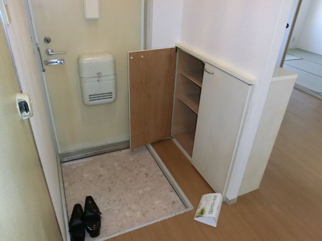 Entrance. Is the entrance space of the cupboard equipped