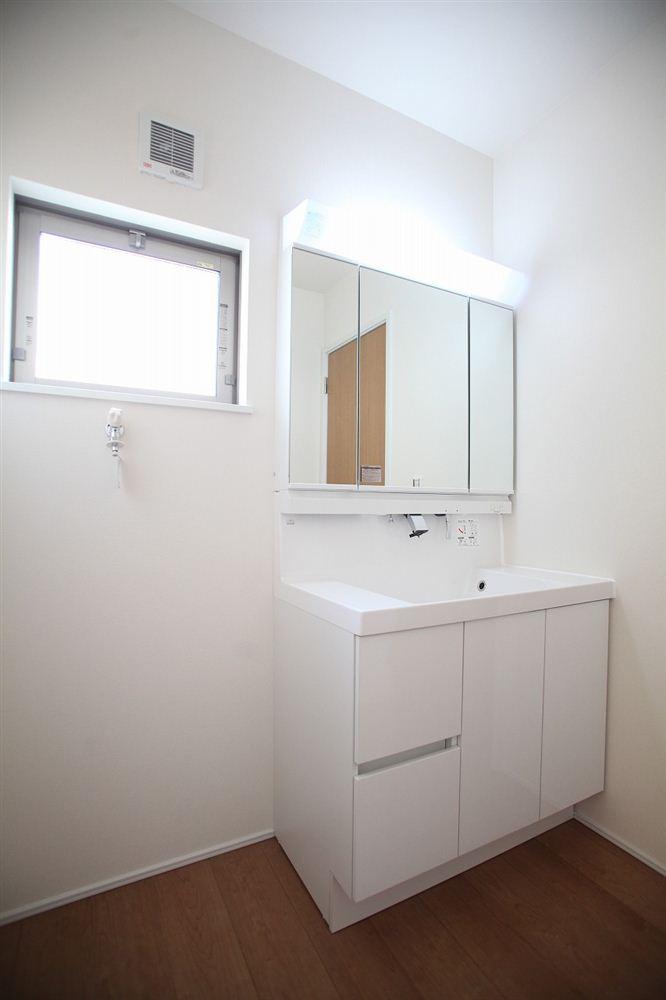 Wash basin, toilet. Indoor (September 2013) Shooting B-4 buildings basin