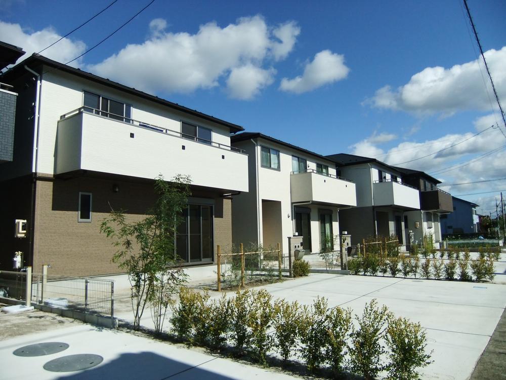 Local photos, including front road. Local (11 May 2013) Shooting Row of houses on a street